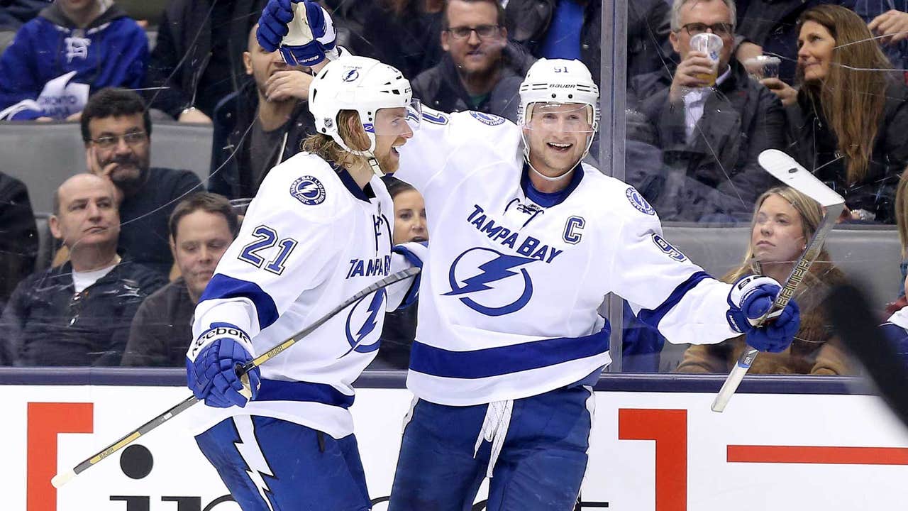 Stamkos' hat trick leads Lightning past Leafs
